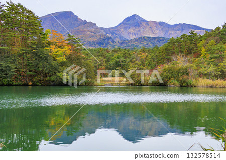 五色沼湖與沼澤:秋葉美景盡收眼底 五色沼湖與沼澤:秋葉美景盡收眼底 132578514