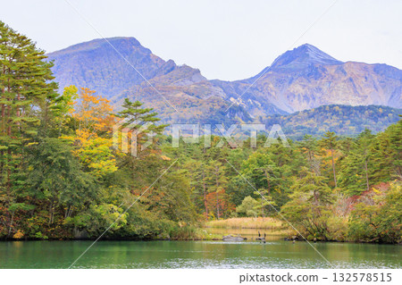 五色沼湖與沼澤：秋葉美景盡收眼底 132578515