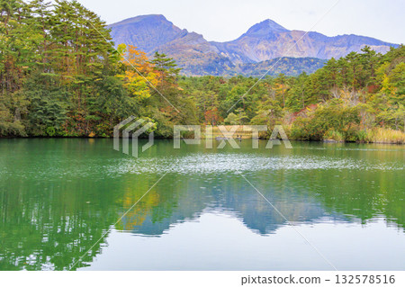 五色沼湖與沼澤：秋葉美景盡收眼底 132578516