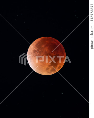 一輪月全食（血月）漂浮在星空之上 132578851