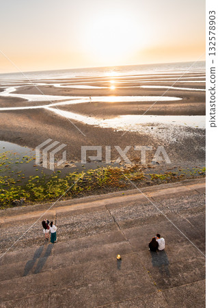 潮灘倒映著日落的餘暉 132578903