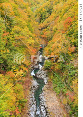 Nakatsugawa Valley at its best when the autumn leaves are in full bloom Nakatsugawa Valley at its best when the autumn leaves are in full bloom 132578931