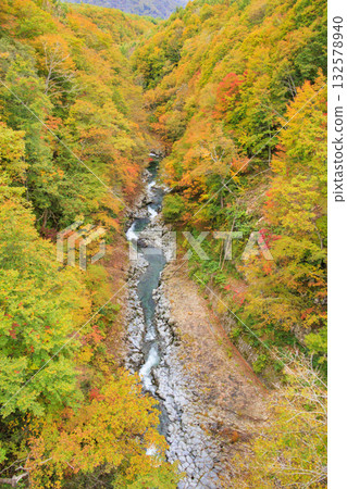 Nakatsugawa Valley at its best when the autumn leaves are in full bloom 132578940