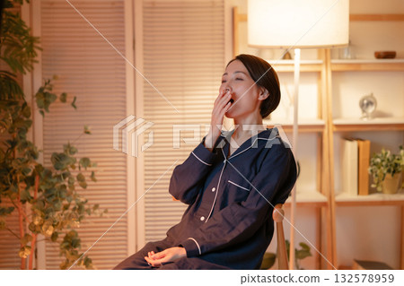 放鬆在屋子裡的婦女 放鬆在屋子裡的婦女 132578959