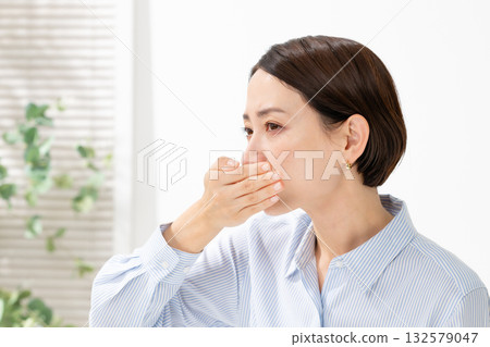 一個女人抱著一個嘴 132579047