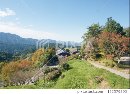 俯瞰馬籠宿的景色 132579293