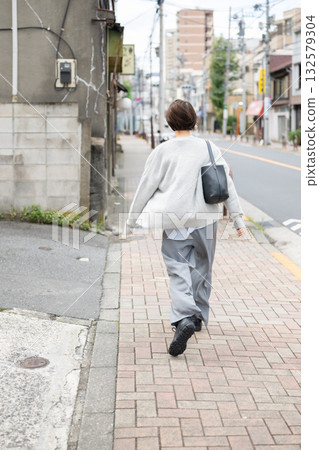 一位女子在城市中行走（背影） 132579304