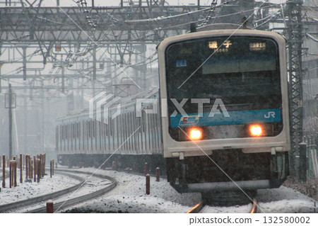 Snowfall on the Keihin-Tohoku Line 209 series train 132580002