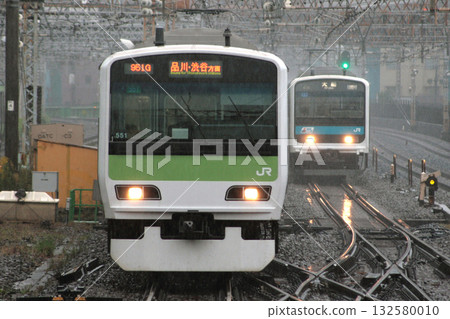 Keihin-Tohoku Line and Yamanote Line trains passing near Tamachi Station (2007) 132580010