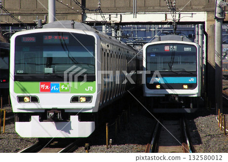 山手線E231系列與京濱東北線209系列並排運行 132580012