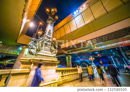 Let's take a look at the Tokyo cityscape in Japan! Businessmen and women coming and going through Nihonbashi after work...towards a new era 132580505
