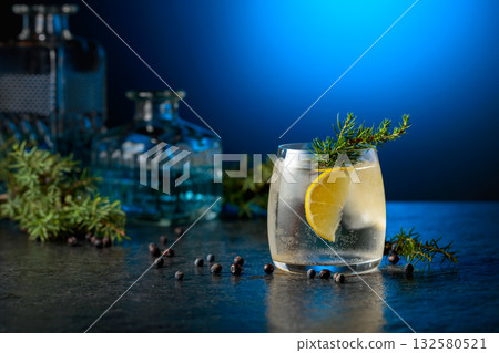 Cocktail gin and tonic with ice and lemon slice. 132580521