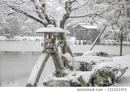 金澤兼六園冬季白雪皚皚，鬼神燈籠和霞池景色美不勝收。 132581455