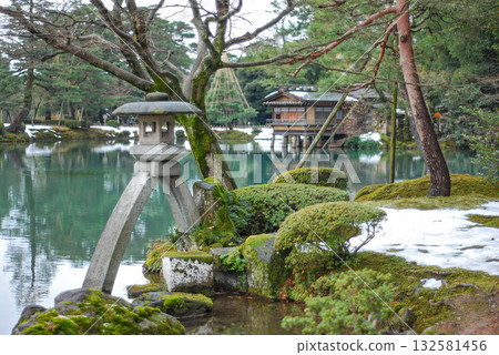 兼六園(石川縣)的琴寺燈籠和霞池 兼六園(石川縣)的琴寺燈籠和霞池 132581456