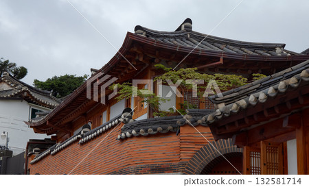 Traditional hanok architecture in Seoul Bukchon Hanok Village Traditional hanok architecture in Seoul Bukchon Hanok Village 132581714