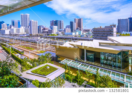 日本東京的城市景觀,俯瞰新幹線、山手線以及芝浦島岬塔等高樓公寓建築群。 日本東京的城市景觀,俯瞰新幹線、山手線以及芝浦島岬塔等高樓公寓建築群。 132581801