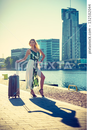 Fashion model traveling to new city Fashion model traveling to new city 132582044