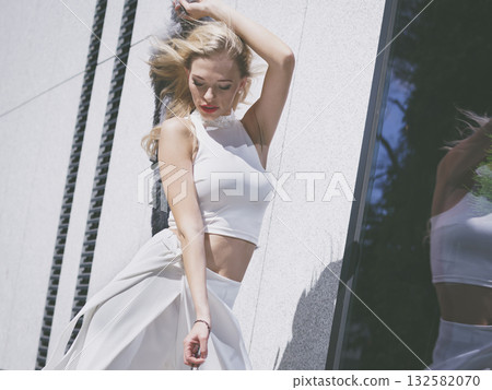 Fashionable woman in city 132582070