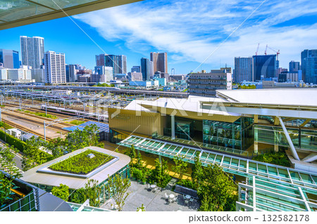 日本東京城市景觀的新視野。視野包括高輪Gateway站、新幹線、特快列車以及芝浦的高層公寓大樓。 132582178