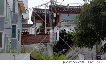 Traditional Hanok architecture and modern buildings coexisting in Seoul Traditional Hanok architecture and modern buildings coexisting in Seoul 132582439