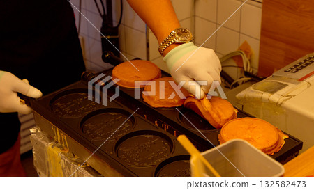 Street vendor making traditional Korean pancakes in Seoul 132582473