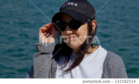 Woman wearing sunglasses and cap in Seoul, South Korea 132582514