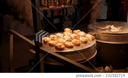 Gyeran ppang street food cooking in Seoul night market 132582714