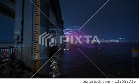 Seoul Banpo bridge rainbow fountain spraying at night Seoul Banpo bridge rainbow fountain spraying at night 132582739