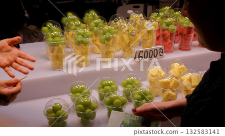 Buying fresh fruit cups in a Seoul market 132583141