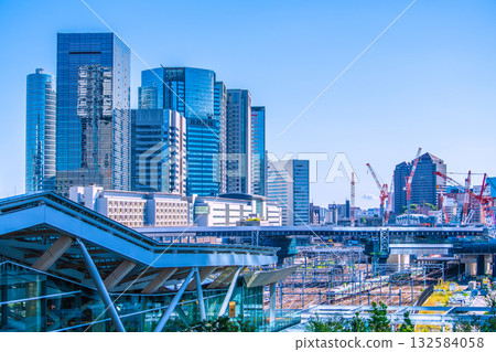 日本東京城市景觀:品川辦公大樓和巨型起重機排列在品川站前,右側背景是大崎(10月17日) 日本東京城市景觀:品川辦公大樓和巨型起重機排列在品川站前,右側背景是大崎(10月17日) 132584058