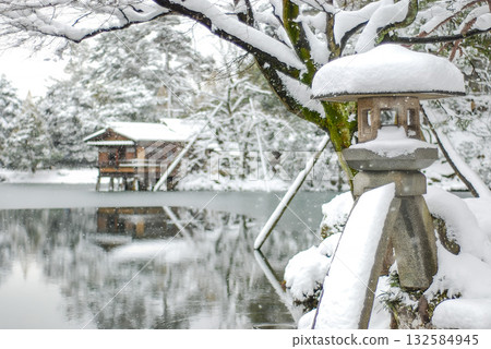 雪景兼六園、霞池和琴檯燈籠（石川縣） 132584945