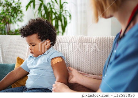 Doctor talking to child and mother 132585056