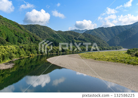 平靜的河面倒映著波光粼粼。 132586225