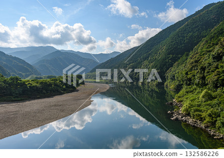 平靜的河面倒映著波光粼粼。 132586226