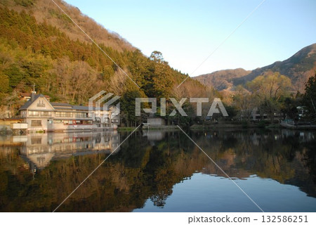 秋葉掩映下的溫泉客棧，一片靜謐。 132586251