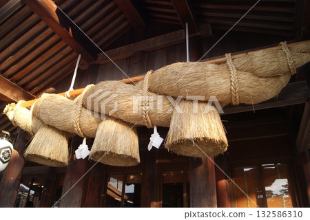 特寫鏡頭展現了裝飾禮拜殿的巨型神話般的注連繩。 特寫鏡頭展現了裝飾禮拜殿的巨型神話般的注連繩。 132586310