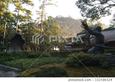 出雲大社神社內的神話雕像與晨曦交相輝映。 出雲大社神社內的神話雕像與晨曦交相輝映。 132586324