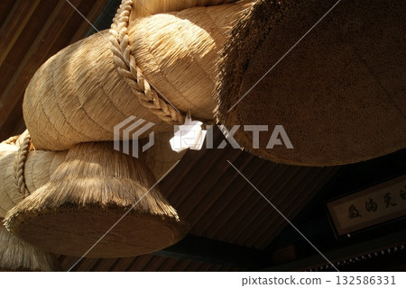 特寫鏡頭展現了粗大的注連繩上的粗結。 132586331