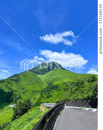 Summer road and Mt. Yufu 132586539