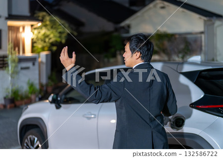 一位商人用手勢指引顧客找到加油站。 一位商人用手勢指引顧客找到加油站。 132586722
