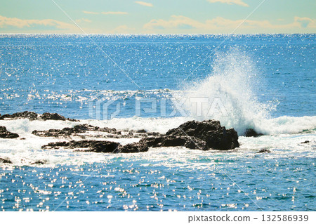 波光粼粼的海水和拍打著礁石的波浪 波光粼粼的海水和拍打著礁石的波浪 132586939