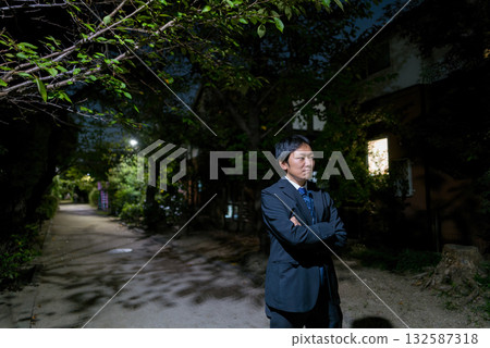 自信的商人夜晚站在街頭 132587318