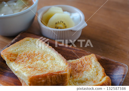 西式早餐：法式吐司、湯和奇異果酸奶 132587386