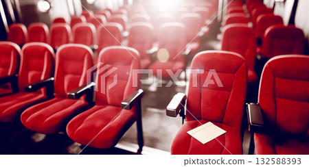 一封用奢華天鵝絨床單包裹的特別信件 132588393