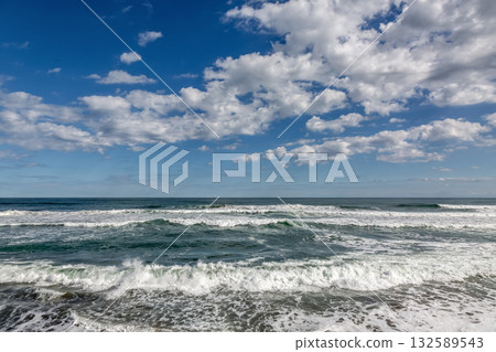 碧空如洗,白雲朵朵,波濤洶湧,太平洋的景色令人心曠神怡。 碧空如洗,白雲朵朵,波濤洶湧,太平洋的景色令人心曠神怡。 132589543