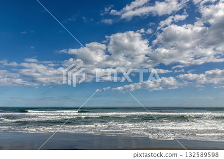 碧空如洗，白雲朵朵，波濤洶湧，太平洋的景色令人心曠神怡。 132589598