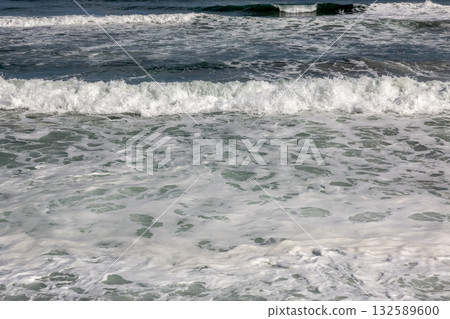 The natural beauty created by white waves [Seascape with beautifully shaped waves] 132589600