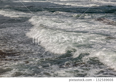 白色波浪造就的自然美景[波浪優美的海景] 132589608