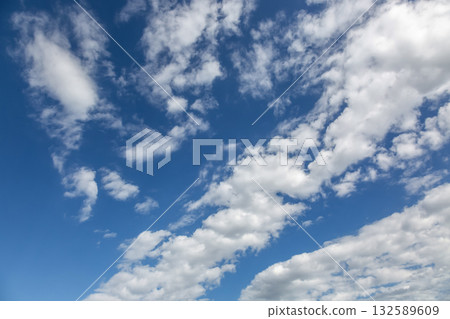 藍天上漂浮的雲 [背景資料] 132589609
