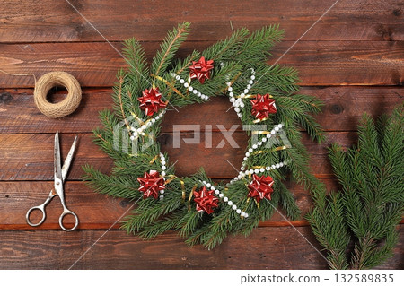Christmas wreath, photo-making step by step, easy way to make home decoration, step four. Preparing for the holiday, New Year's atmosphere 132589835